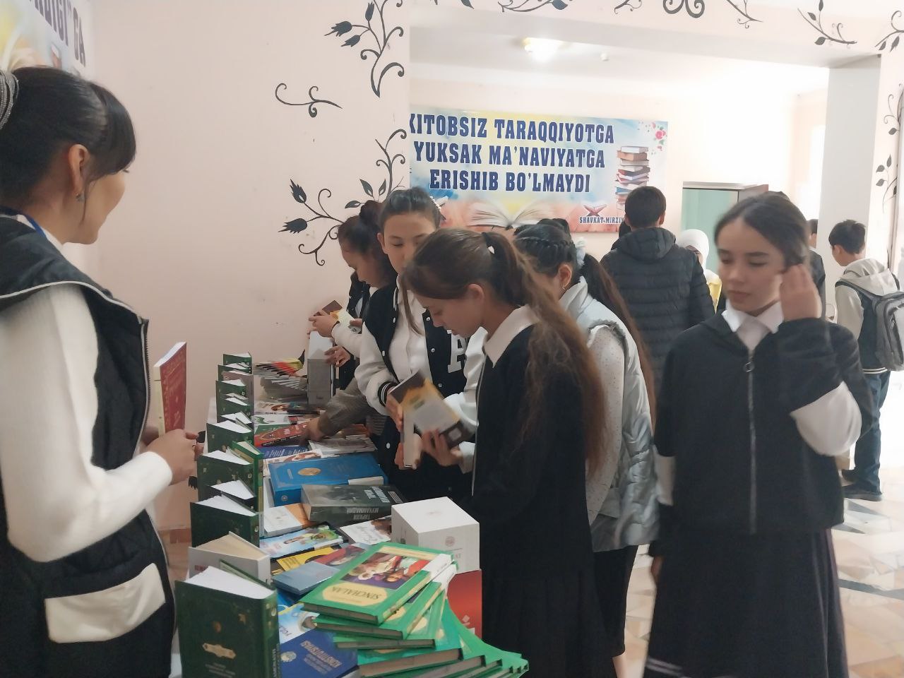 "Millatning ma'naviy xazinasi" nomli kitoblar ko'rgazmasi tashkil qilindi.